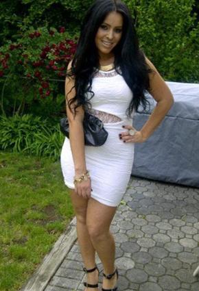 تعرّف إلى حبيبة كريس الجديدة... شبيهة كيم!